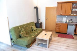 O bucătărie sau chicinetă la Zámecká zahrada-apartmány
