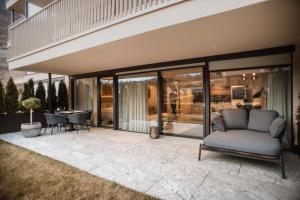 a living room with a couch on a patio at Domizilsonnengold in Castelbello-ciardes