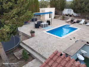 an overhead view of a swimming pool in a backyard at Bella Terra in L'Ampolla