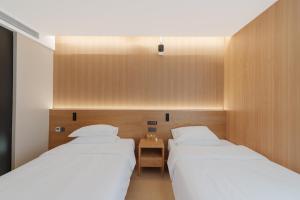 Postel nebo postele na pokoji v ubytování Captain 5 Youth Hotel-Xianxia Road Branch