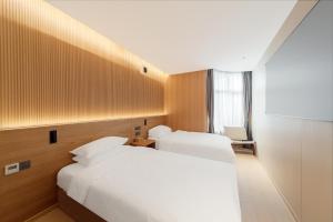 Postel nebo postele na pokoji v ubytování Captain 5 Youth Hotel-Xianxia Road Branch