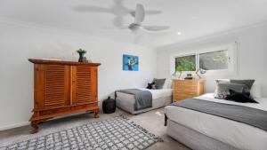 Postel nebo postele na pokoji v ubytování Zephyr on Sapphire - Stunning private property on absolute beachfront