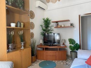 ein Wohnzimmer mit einem TV auf einem hölzernen Entertainment-Center in der Unterkunft Nebula Nook Luxury Apartment in Modena