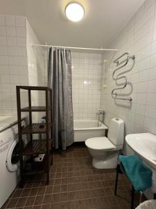 un bagno con un water, una vasca e un lavandino di Charmig lägenhet med balkong nära Stockholm City a Stoccolma