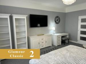 Postel nebo postele na pokoji v ubytování EFIPA Glamour Apartments