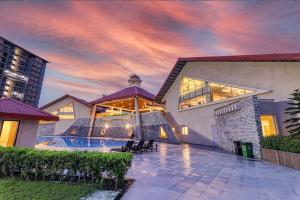 Bazén v ubytování Luxury stay with amenities nebo v jeho okolí