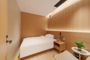 Postel nebo postele na pokoji v ubytování Captain 5 Youth Hotel-Xianxia Road Branch