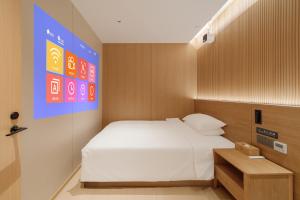 Postel nebo postele na pokoji v ubytování Captain 5 Youth Hotel-Xianxia Road Branch
