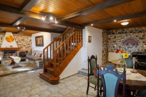 Χώρος καθιστικού στο Mirabilia Mountain Villa with a sea view +27 φωτογραφίες