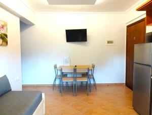 Televízia a/alebo spoločenská miestnosť v ubytovaní Eleonas Apartments