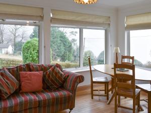 ein Wohnzimmer mit Sofa und Tisch in der Unterkunft Ardbeag in Whiting Bay