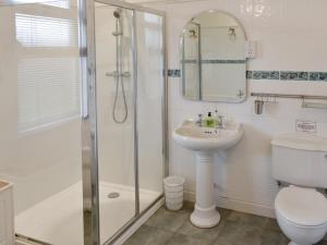 ein Badezimmer mit Dusche, Waschbecken und Toilette in der Unterkunft Ardbeag in Whiting Bay + 11 Fotos