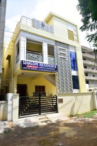 蒂鲁帕蒂SHALOM RESIDENCE - 2BHK-AC Service Apartments, Premium amenities, Kitchen with Stovetop, WiFi的一座带有“车站复原力”标志的建筑