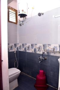 蒂鲁帕蒂SHALOM RESIDENCE - 2BHK-AC Service Apartments, Premium amenities, Kitchen with Stovetop, WiFi的带马桶和水槽的浴室