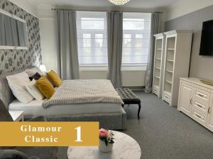 Postel nebo postele na pokoji v ubytování EFIPA Glamour Apartments