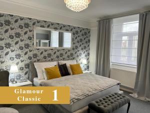 Postel nebo postele na pokoji v ubytování EFIPA Glamour Apartments