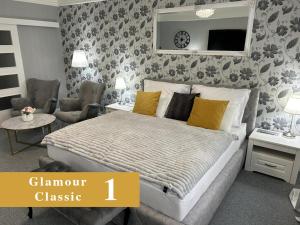 Postel nebo postele na pokoji v ubytování EFIPA Glamour Apartments