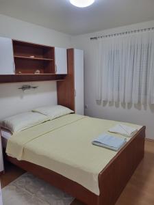 Postel nebo postele na pokoji v ubytování Krznar - Stari grad Pag