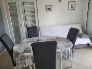 Postel nebo postele na pokoji v ubytování Krznar - Stari grad Pag