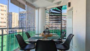 カーラ・デ・フィネストラットにあるVILA PARK Rooftop Apartmentのダイニングルーム(テーブル、椅子、大きな窓付) +20枚の写真