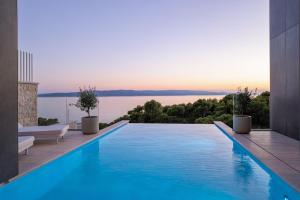 巴什卡沃达Villa Brela-Rogac 1的可以看到水景的游泳池