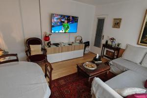 Et tv og/eller underholdning på T2 meublé 1 er étage dans un quartier calme à PARIS 17