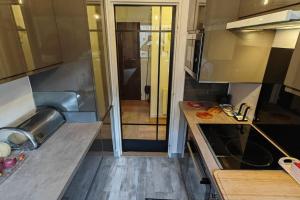 Køkken eller tekøkken på T2 meublé 1 er étage dans un quartier calme à PARIS 17