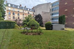 En have udenfor T2 meublé 1 er étage dans un quartier calme à PARIS 17