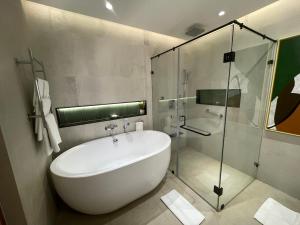 Koupelna v ubytování Regency Tuticorin by GRT Hotels
