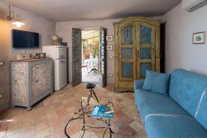 a living room with a blue couch and a kitchen at La Casa sul Forte in Seravezza