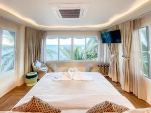 TV a/nebo společenská místnost v ubytování The Rock Samui Beach Resort
