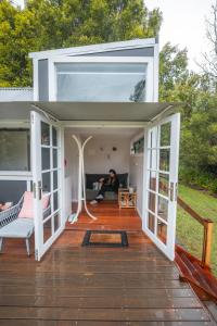 Balkón nebo terasa v ubytování Central Coast Deck and Spa Luxury Tiny House with firepit + 13 fotografií