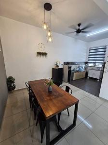Η κουζίνα ή μικρή κουζίνα στο LeCamar STAYCATION Bukit Katil