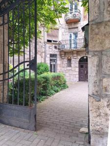 Modern Parkside Garden View Apartment في بودابست: مدخل لمبنى فيه بوابة حديد +16 صورة