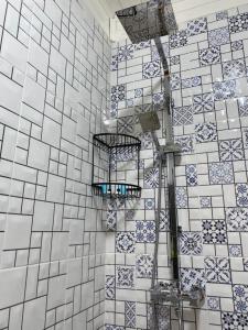 ein Bad mit blauen und weißen Wandfliesen in der Unterkunft Orion Palace in Batumi + 38 Fotos