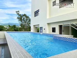 Bazén v ubytování The MIDPOINT Residences 2 bedroom for couple or family condo near Ayala Center Cebu and SM City Cebu nebo v jeho okolí