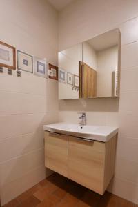 un baño con lavabo y espejo en Apartments Metro 7, en Liubliana