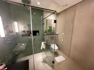 Koupelna v ubytování Regency Tuticorin by GRT Hotels
