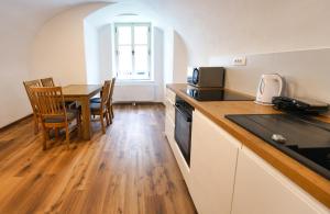 Una cocina y un comedor con mesa y sillas. en Apartments Metro 7, en Liubliana 93 fotos más