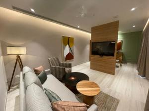 TV a/nebo společenská místnost v ubytování Regency Tuticorin by GRT Hotels