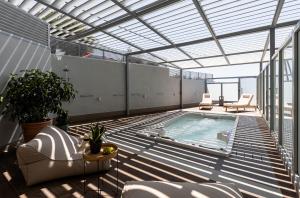 斯基亚索斯镇Serenity Suites, Premium Key Collection的一座带游泳池的户外庭院,位于一座建筑中