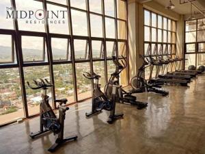 Fitness centrum a/nebo fitness zařízení v ubytování The MIDPOINT Residences 2 bedroom for couple or family condo near Ayala Center Cebu and SM City Cebu