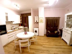 a kitchen with a table and chairs in a room at Casa vacanze Aielli Risorgimento in Aielli