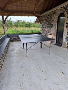 GuerlédanにあるLE HERON - LES VERGERS DE GUERLEDANの建物内卓球台