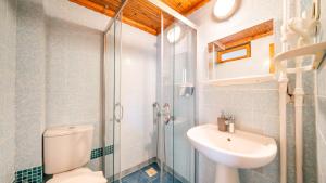 Koupelna v ubytování Totelya Hotel