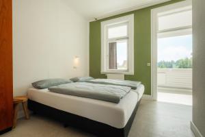 Postel nebo postele na pokoji v ubytování Haus Sonnblick - Gruppenhaus - bis zu 42 Personen - großer Gemeinschaftsbereich - Billiard - Soccer - Dart - Garten