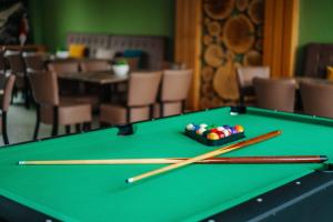 Biliár nebo kulečník v ubytování Haus Sonnblick - Gruppenhaus - bis zu 42 Personen - großer Gemeinschaftsbereich - Billiard - Soccer - Dart - Garten