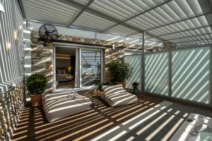 斯基亚索斯镇Serenity Suites, Premium Key Collection的阳台上有两个白色枕头的露台