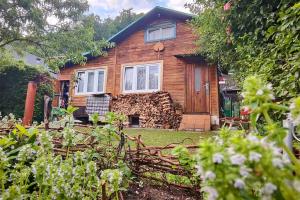 Puutarhaa majoituspaikan Lazy River Hut ulkopuolella