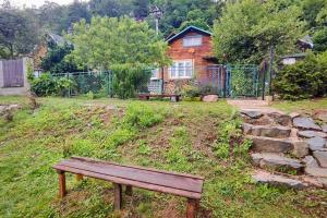 Puutarhaa majoituspaikan Lazy River Hut ulkopuolella